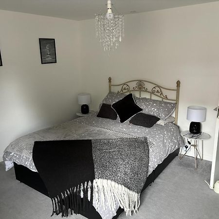 2 Bed-Sleeps 4-Sea View-Pet Friendly-Parking Apartment Llanelli Bagian luar foto