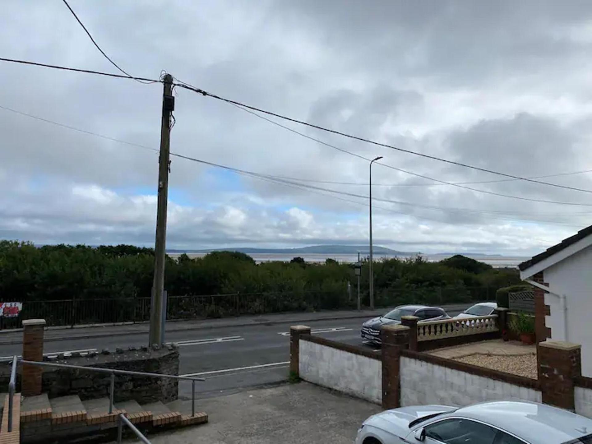 2 Bed-Sleeps 4-Sea View-Pet Friendly-Parking Apartment Llanelli Bagian luar foto