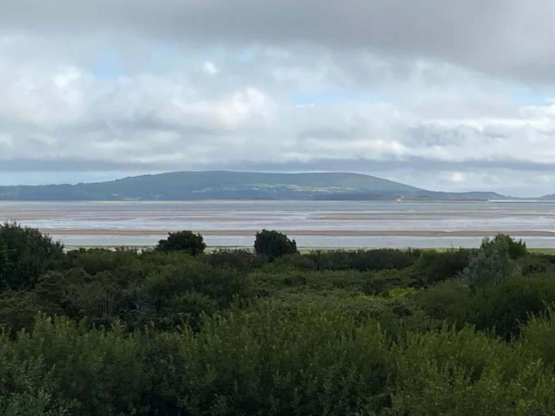 2 Bed-Sleeps 4-Sea View-Pet Friendly-Parking Apartment Llanelli Bagian luar foto