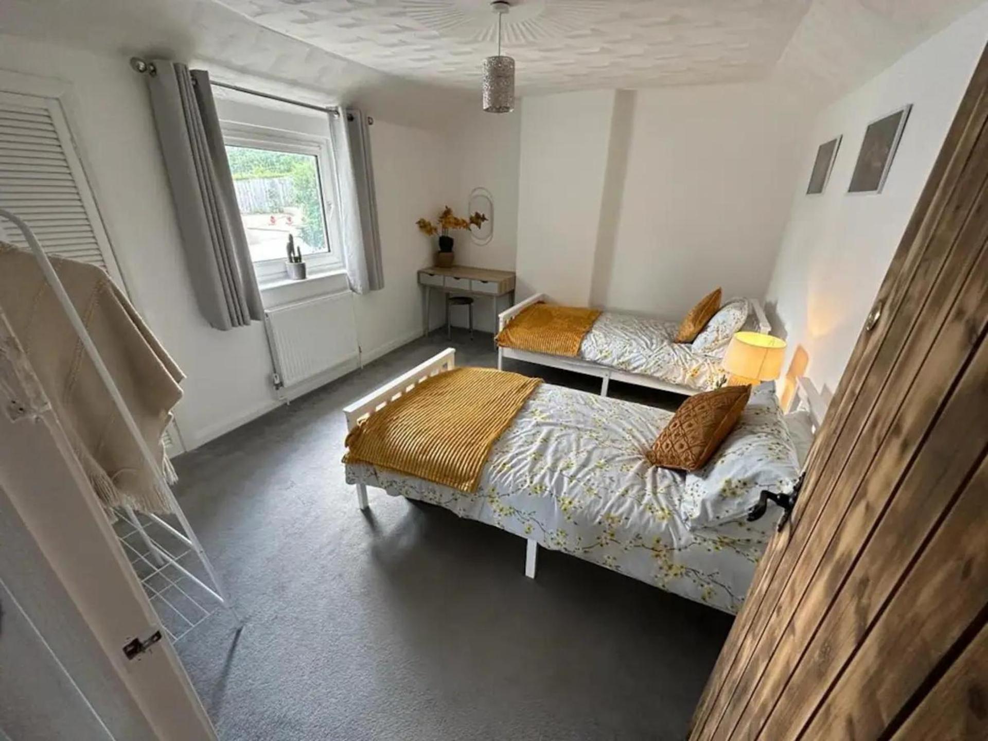 2 Bed-Sleeps 4-Sea View-Pet Friendly-Parking Apartment Llanelli Bagian luar foto