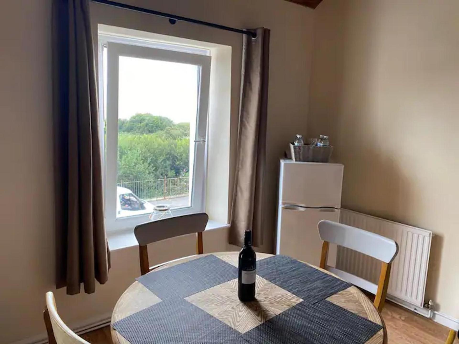 2 Bed-Sleeps 4-Sea View-Pet Friendly-Parking Apartment Llanelli Bagian luar foto
