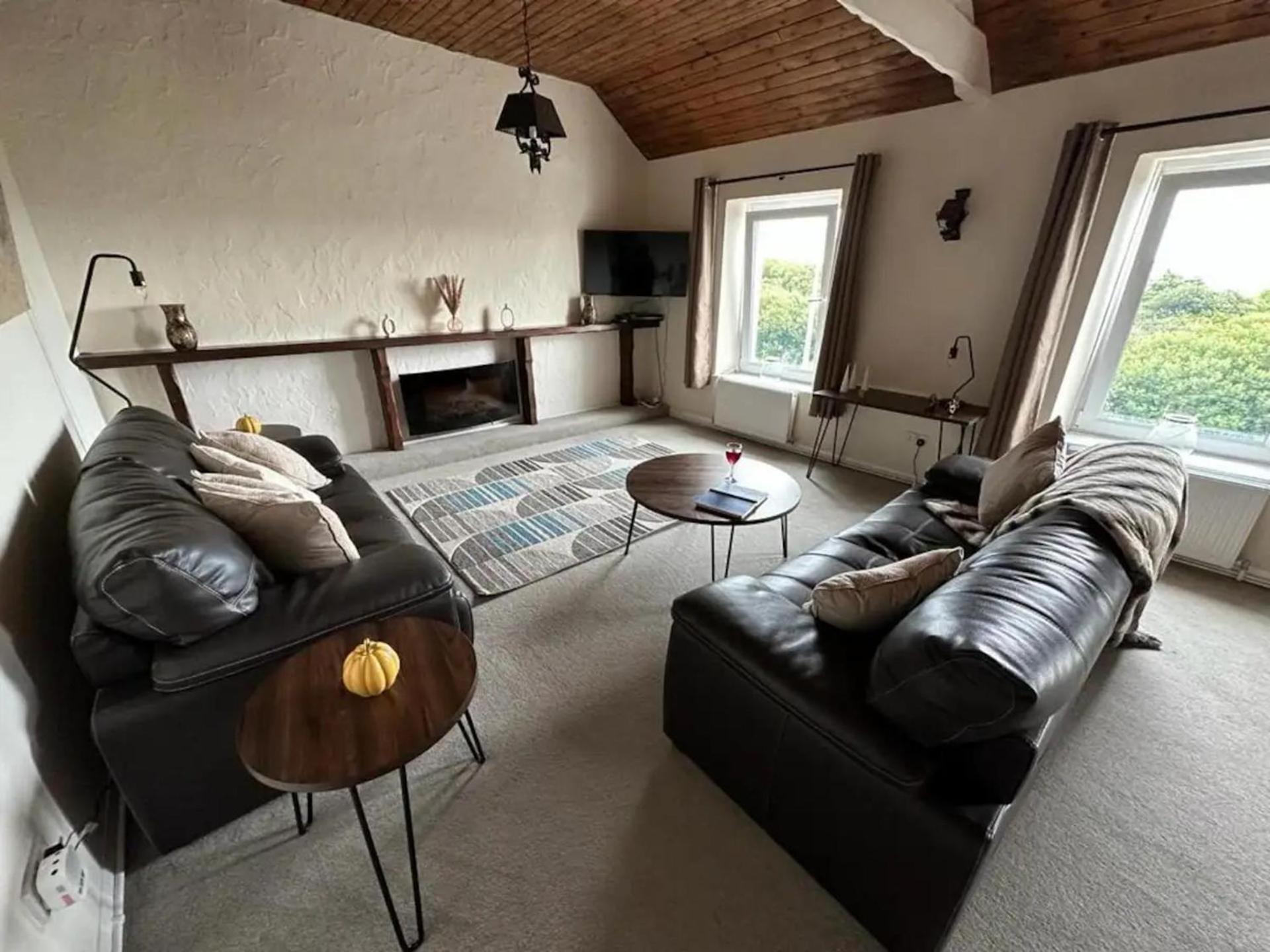 2 Bed-Sleeps 4-Sea View-Pet Friendly-Parking Apartment Llanelli Bagian luar foto
