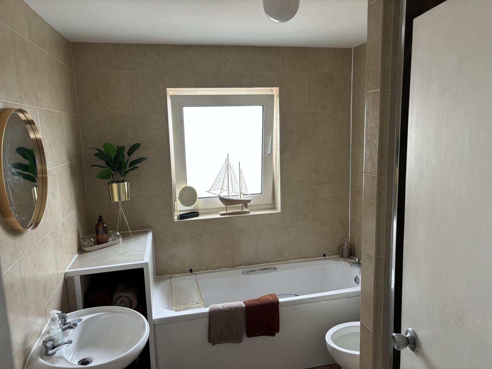 2 Bed-Sleeps 4-Sea View-Pet Friendly-Parking Apartment Llanelli Bagian luar foto