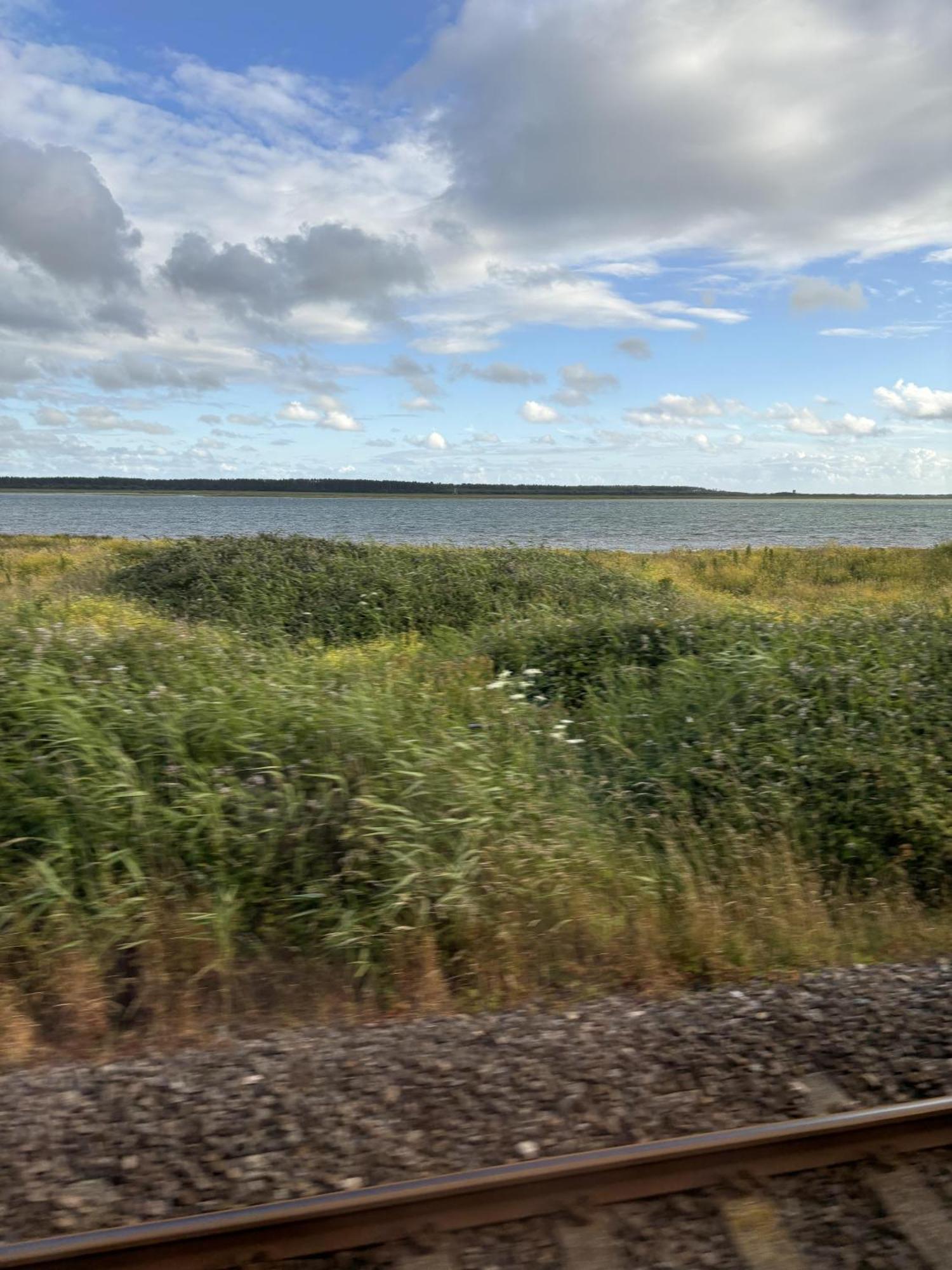2 Bed-Sleeps 4-Sea View-Pet Friendly-Parking Apartment Llanelli Bagian luar foto